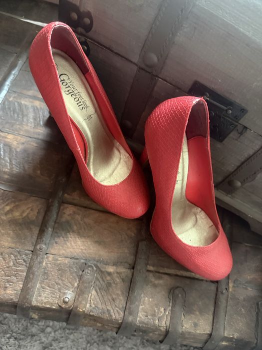 Kobiece czerwone szpilki wysokoe