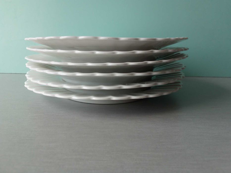 Pratos de sobremesa Vista Alegre, brancos, com a marca 32, vintage