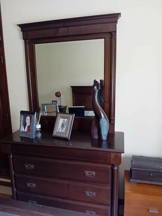 Quarto castanho escuro em bo estado