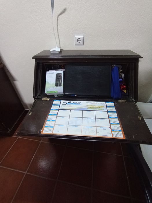 Vendo Escrivaninha em mogno maciço