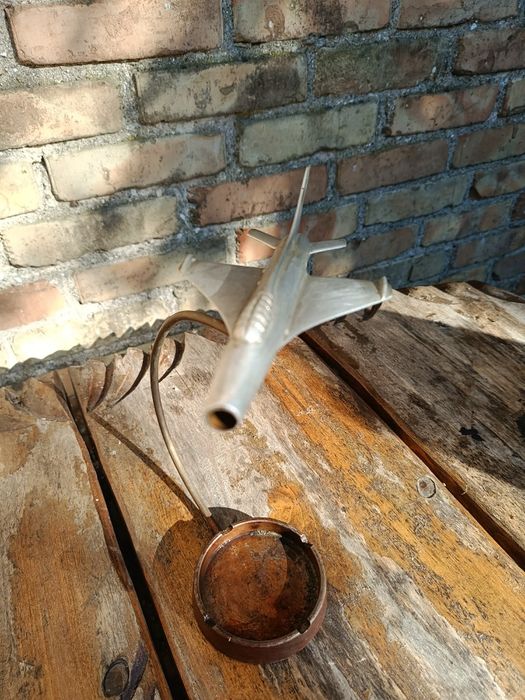 Popielniczka PRL z metalowym samolotem odrzutowym vintage