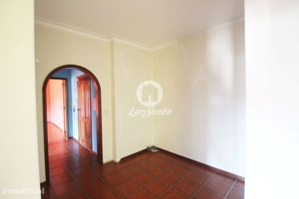 Apartamento T2, situado em Arcozelo, a 4km da Praia