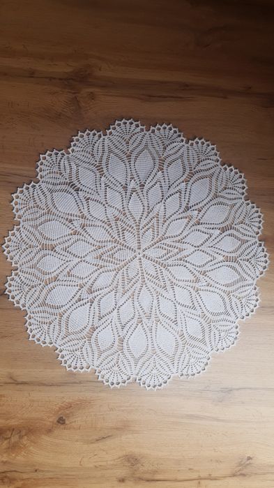 Serweta biała okrągła szydełkowa rękodzieło o śred.65 cm