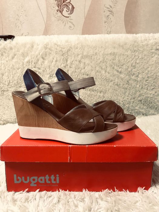 Босоножки Bugatti