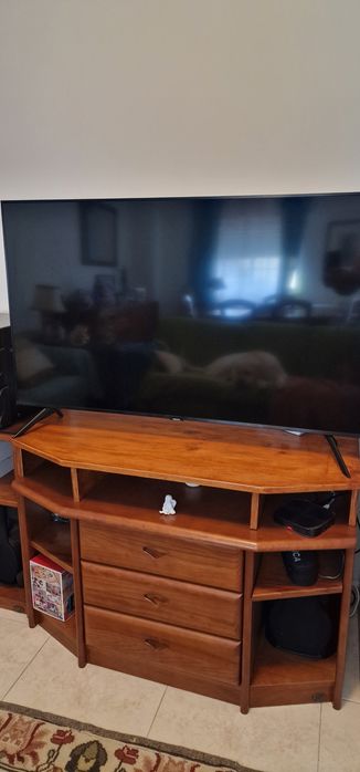 Móvel de TV com 4 elementos