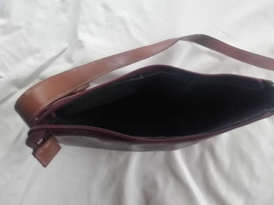 Mala em couro bordo. Entrego em mão em Viana do Castelo.