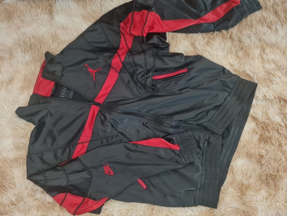 Jordan Sportswear AJ 5 w kolorze czarnym z czerwonymi detalami.
