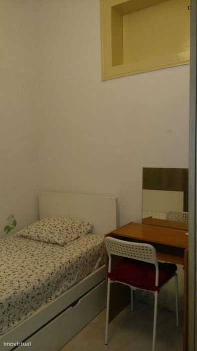 Quarto - localizado em Alameda Lisbon