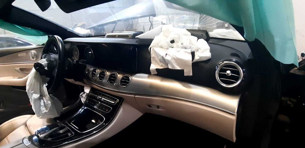 Vendo peças mercedes W213 sinistrado
