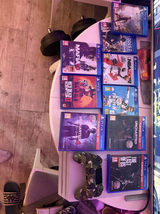Sprzedam ps4 pro z grami i jednym padem