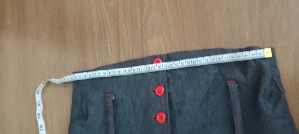 Szara spódnica z czerwonymi guzikami i paskiem 3/4,wymiary są na zdj