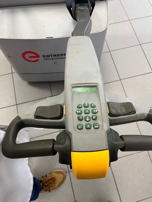 Porta-paletes eléctrico (como novo)