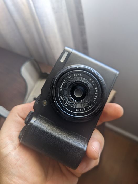 Fujifilm XF10 + leather cover + fita de pulso pele + SD 32GB