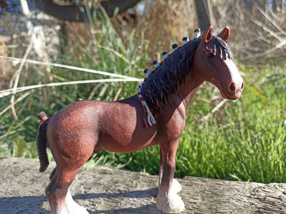 Продам фигурку лошать