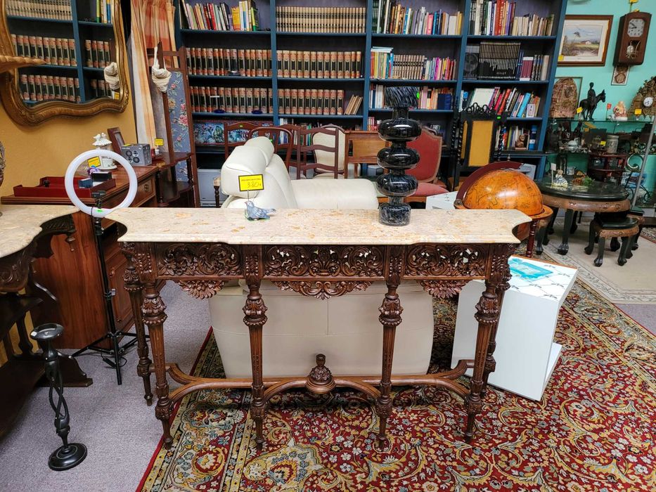 Consola em madeira toda trabalhada com tampo em p