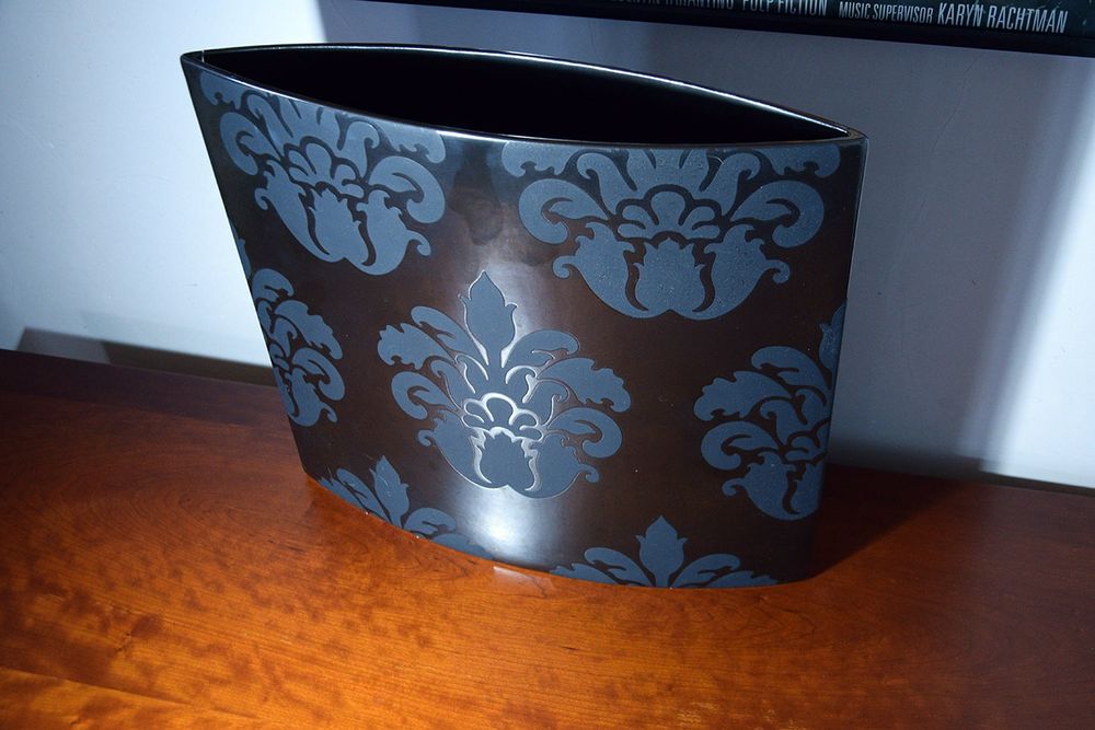 Jarra preta e castanho escuro