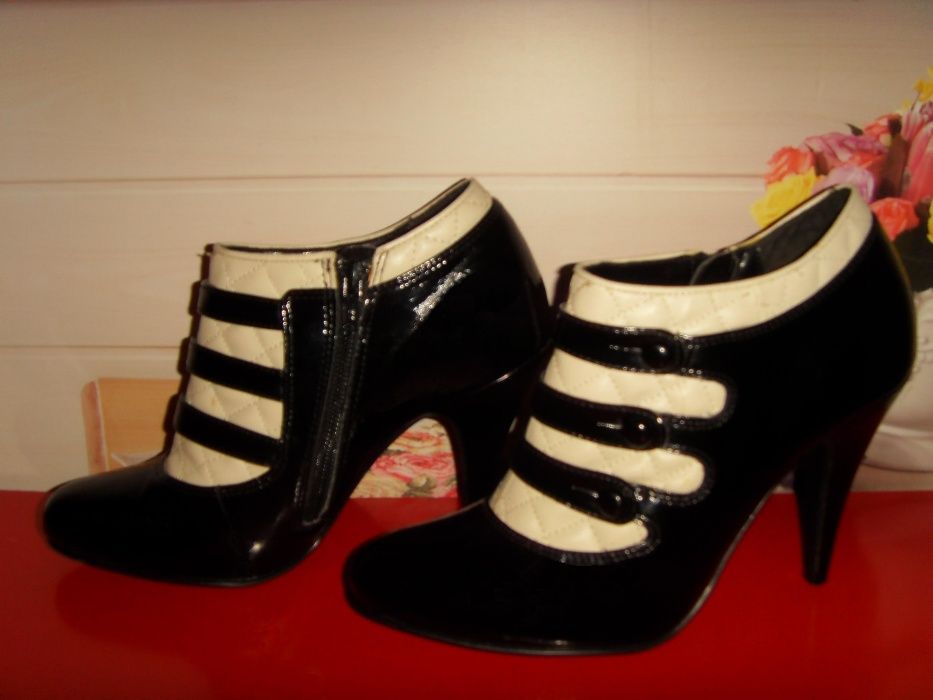 Czarno-Białe Lakierki, Botki, „Neu Look Gorgeous”