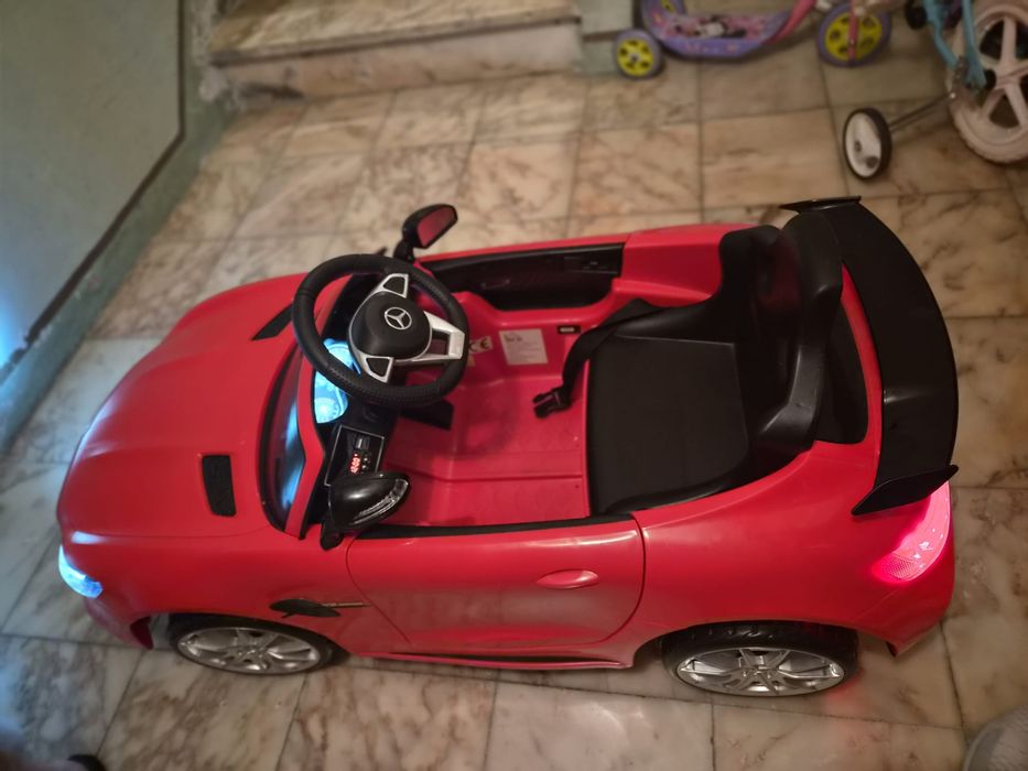 Carro Mercedes AMG com comando-criança
