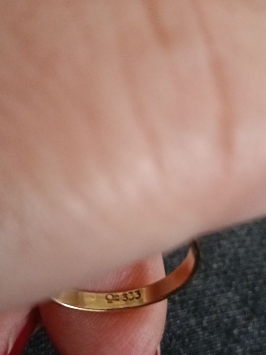 Złoty pierścionek vintage z granatami .