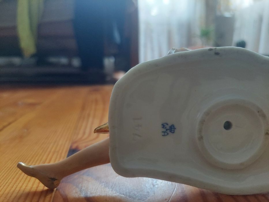 Фарфоровая статуэтка девушка в шляпе