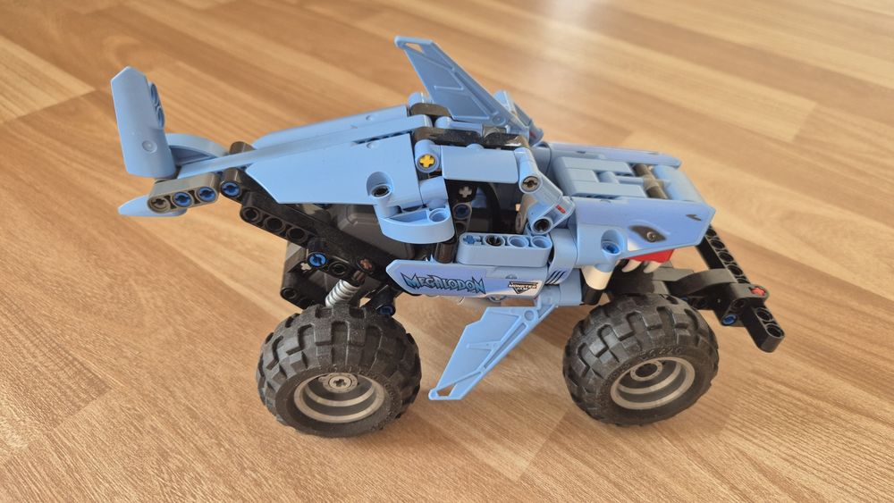 Машинка-конструктор LEGO Technic Monster Jam

TECHNIC

TECHNI