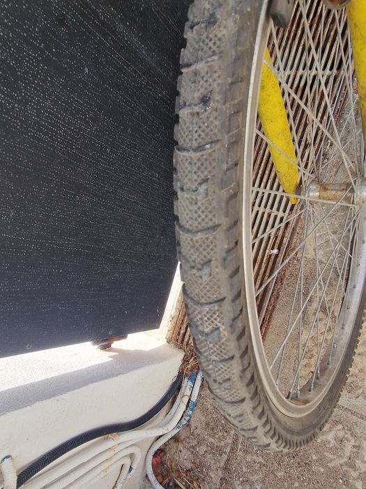 Duas bicicletas e dois suportes