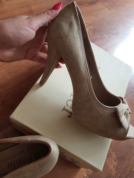 Buty szpilki beżowe z kokardą r. 41