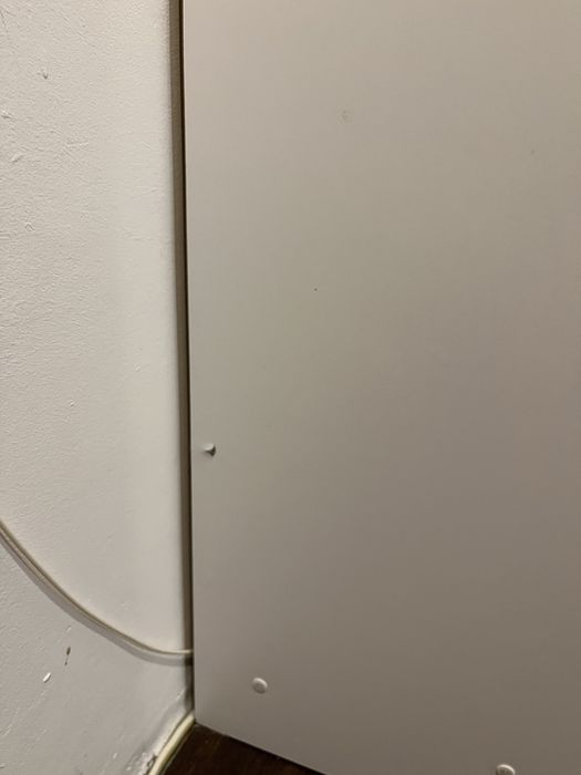 Biala szafa z półkami