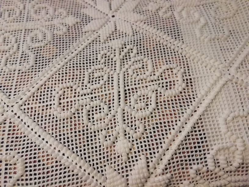 Colcha em renda feita à mão