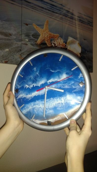 Настенные часы ручной работы в технике Resin art (морской прибой)