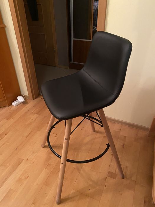 Hoker, wysokie krzesło Jysk