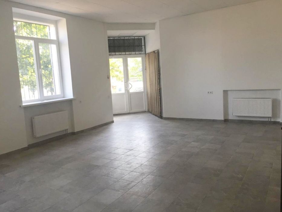 Продаж комерційного фасадного приміщення  121 м2 ,р-н Нива