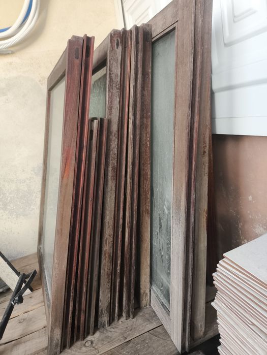 Lote de janelas antigas em madeira – 14 unidades