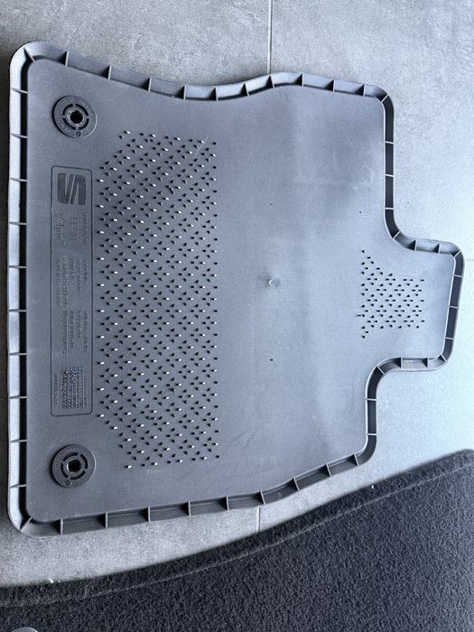 Oryginale dywaniki welurowe Seat Leon / Golf VII 5F0061675 041 - jak nowe
