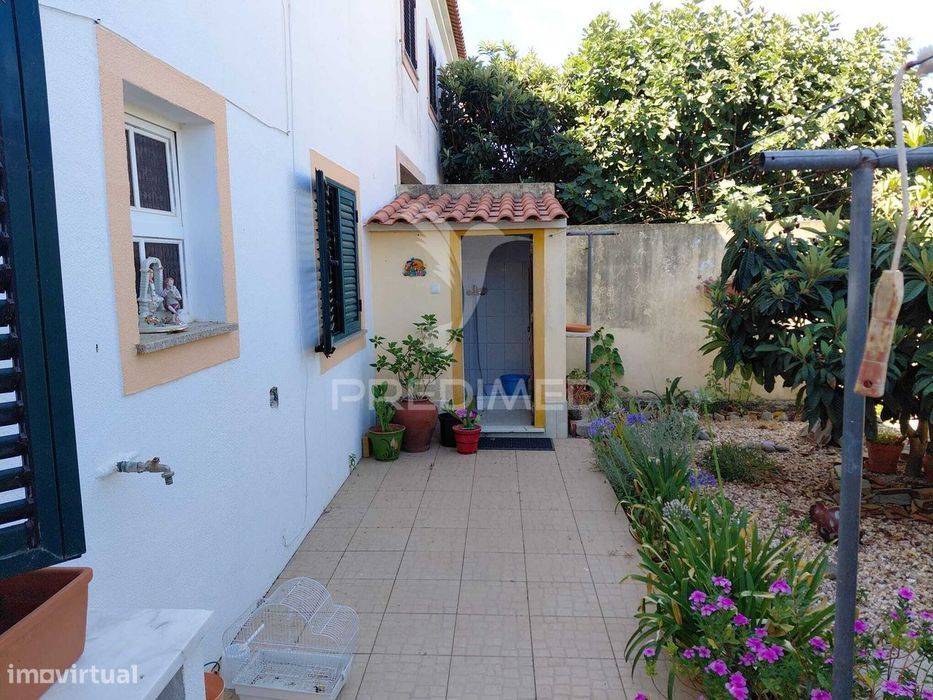 Fantastic T5 Villa with Garden and Garage, Alvalade.