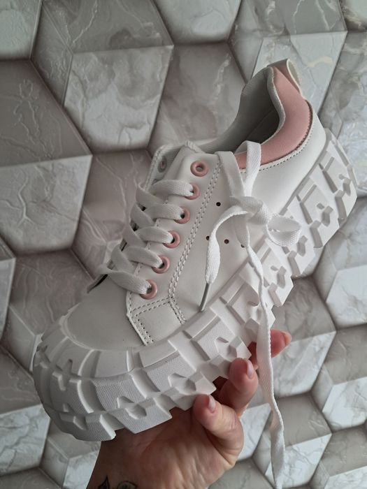 Кросівки на вибір