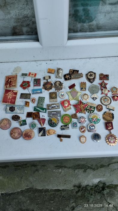 Продам різні значки