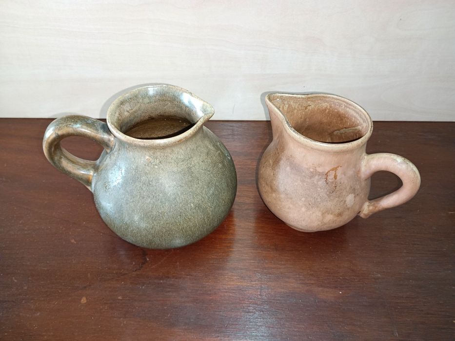Par de canecas vintage em barro vidrado, com 12cm altura.
Perfeito est