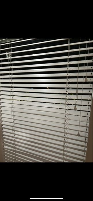 Drewniane białe żaluzje na okna balkonowe + 1 okno