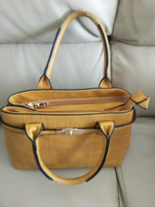 Mala de senhora muito bonita de cor mostarda