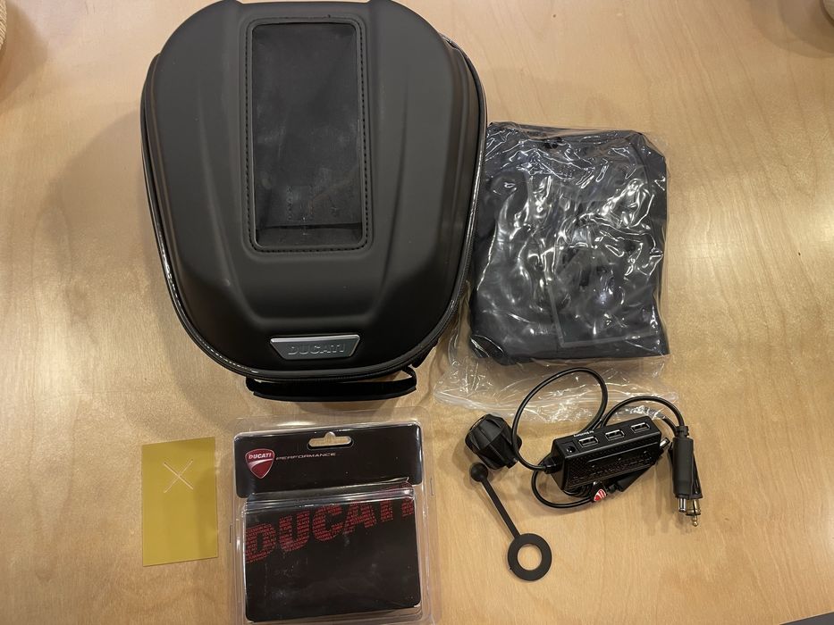 Nowy tankbag Ducati oraz kable usb