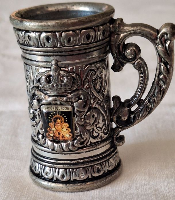 Caneca miniatura em estanho com a coroa e imagem da Virgem del Rocio