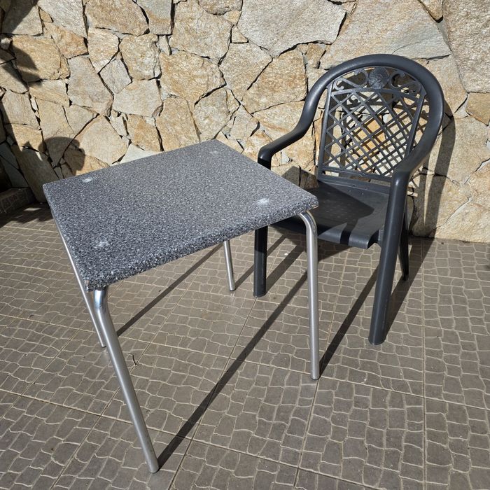 Cadeiras e mesas de restauração