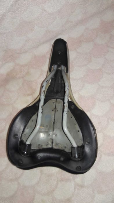 Сиденье и педали на горный велосипед.