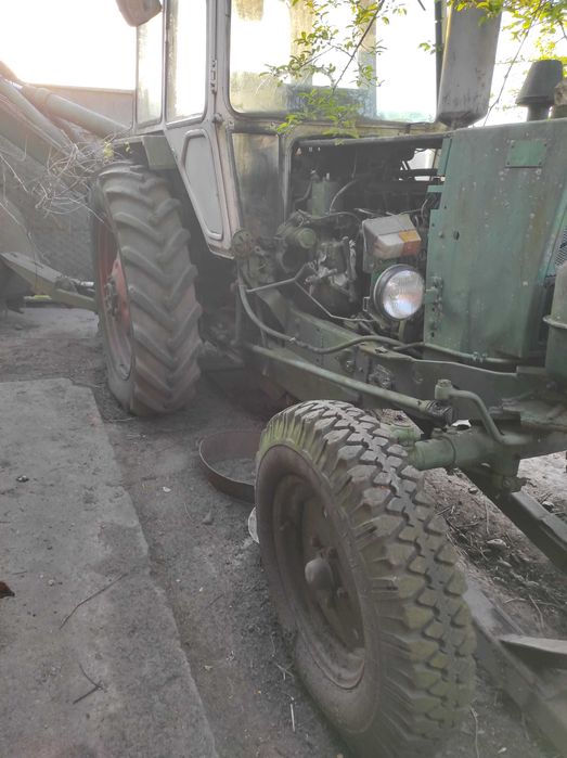 Екскаватор ЮМЗ із трьома ковшами