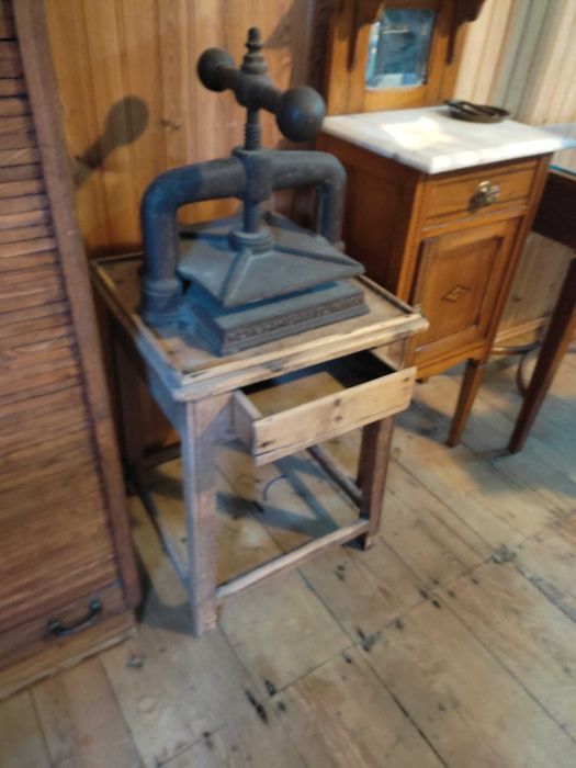 Antiga Prensa de Encadernação em Ferro Fundido com Mesa Original – Decoração Industrial