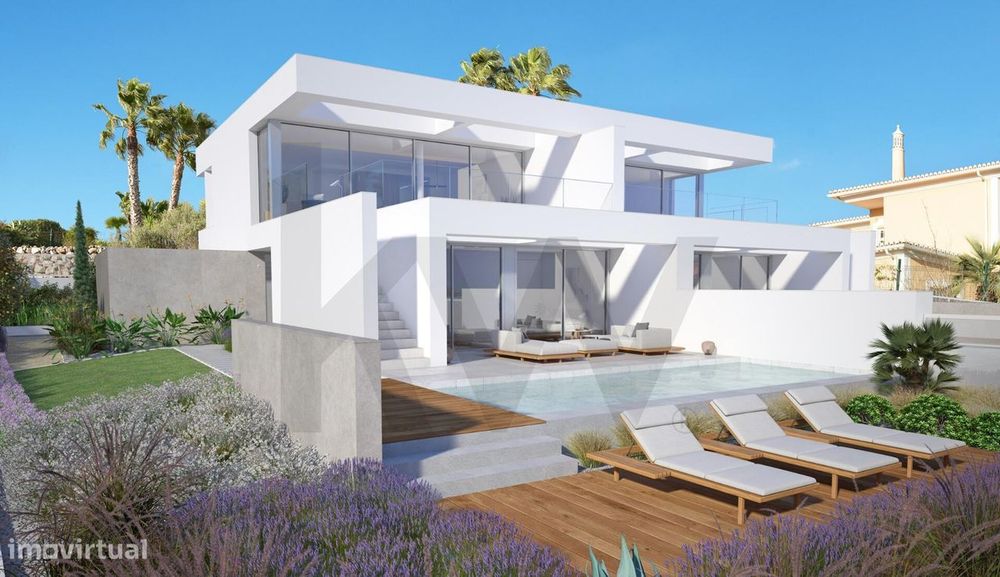 Moradia T3 na Praia da Luz com piscina, jardim, com terraço próxima da