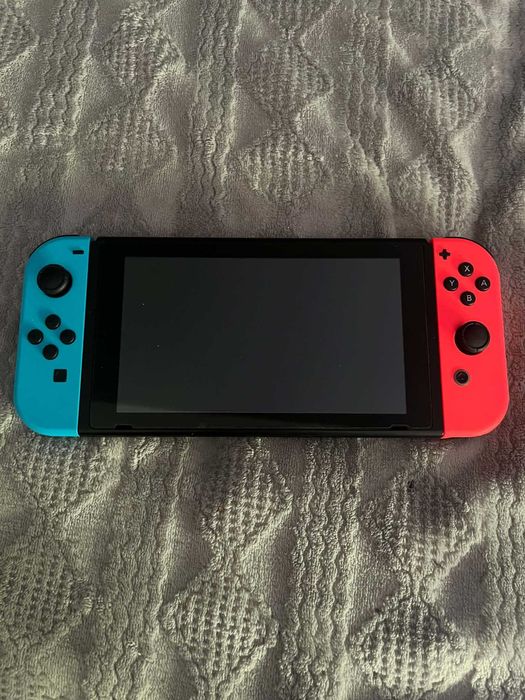 Nintendo Switch 1 + etui + 2 gry