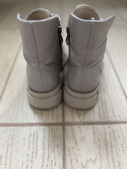 Продам черевики шкіряні,ботінки  жіночі бежеві