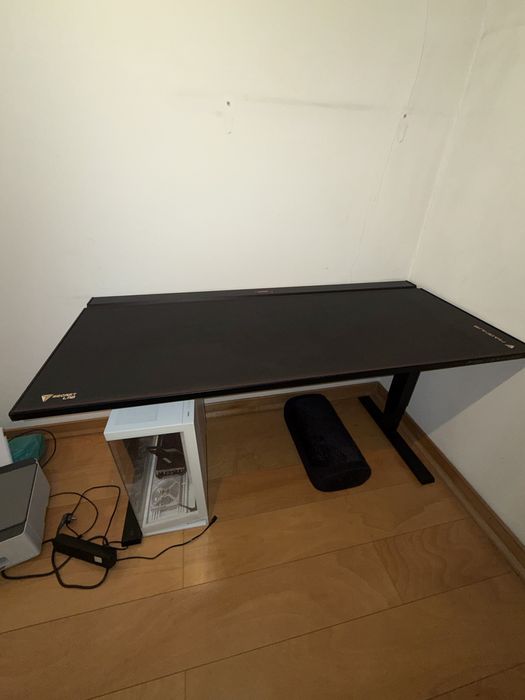Secretaria Secretlab Magnus Pro + acessórios (gestão cabos magnética) – setup premium